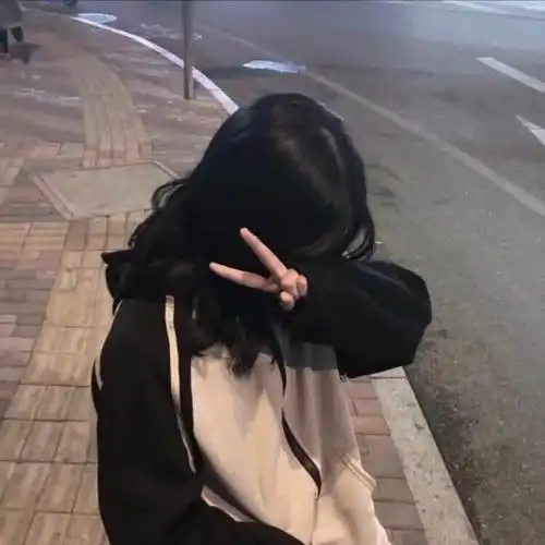 女生拿手机遮半脸头像高清