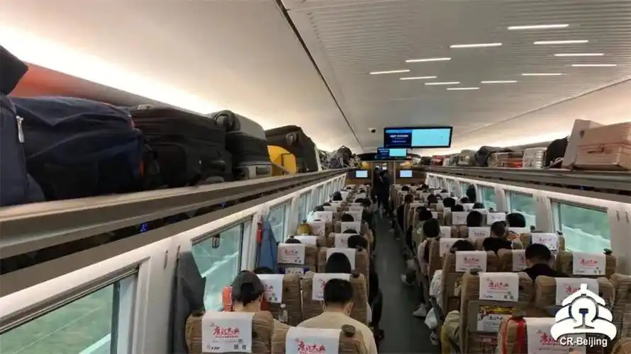 "今天就带大家了解一下在高铁上如何放置行李哪些物品可以放上行李架?