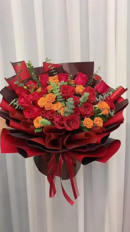 #红色玫瑰 #橙芭比多头玫瑰 #混搭玫瑰花束 #一束花的仪式感 #同城配
