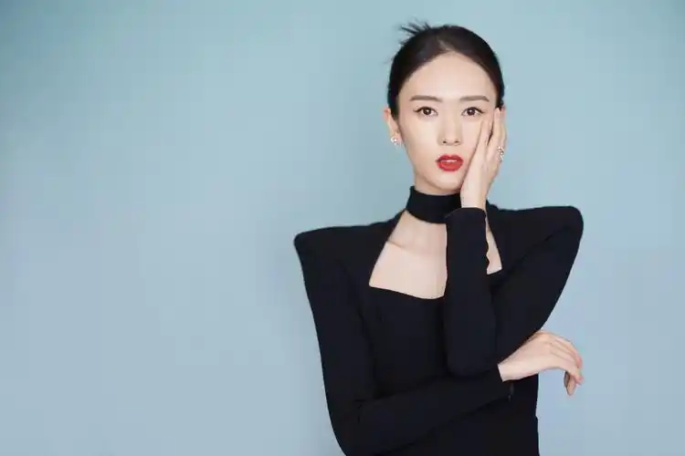 童瑶黑色西装露肩装火辣性感写真