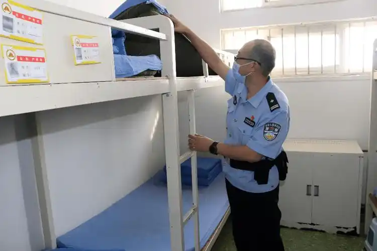 2016年转业至津西监狱,现任五监区二级警长.