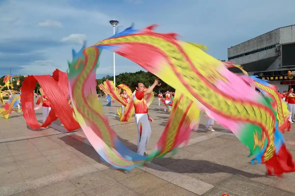 舞出健康 #舞出快乐 (赤壁广场全民健身日摄影) - 抖音