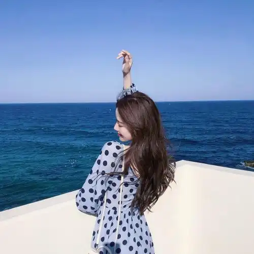 10:00     海边女头 意境 阳光 墨镜 夏日面向阳光背影女生头像清新