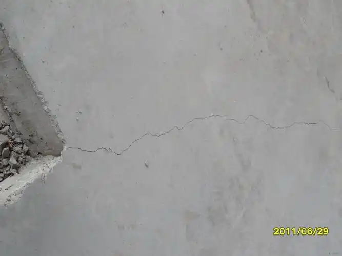 求助:砼地面出现裂缝的原因和处理方法?