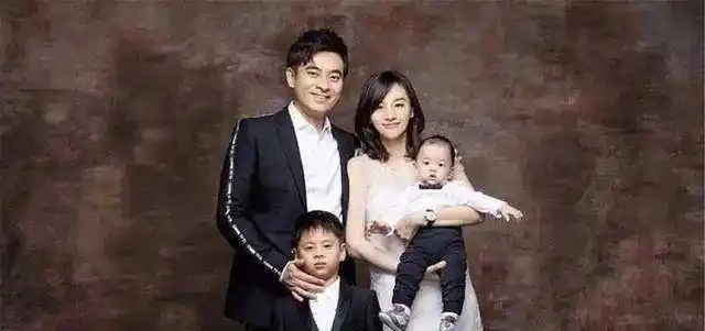 出道23年零绯闻,娶小10岁妻子快速闪婚,如今一家四