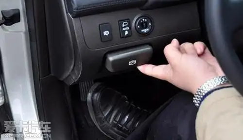 有些车型需手脚并用,开启驻车制动用脚踩,关闭时还要用手拉开关