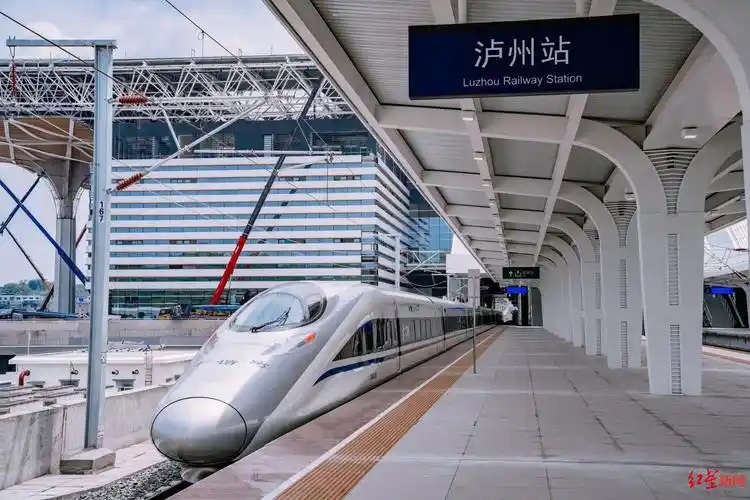 油纸伞酒樽江水泸州高铁站抢先看