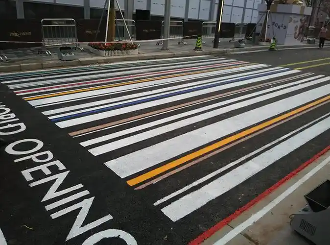 深圳万象城街头柏油路地面涂鸦彩绘