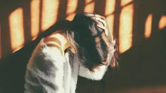 一个人迷茫无措的图片