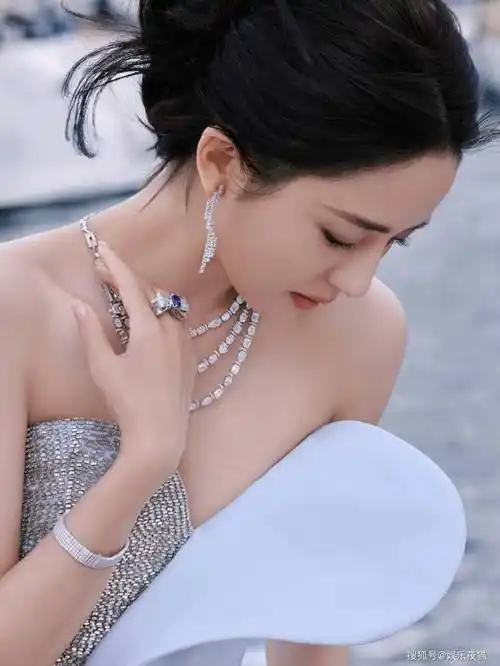 佟丽娅一袭蓝色抹胸羽毛长裙写真自信优雅迷人