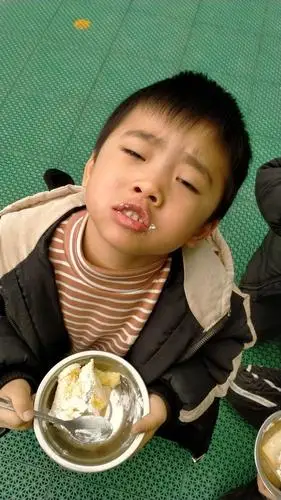 小宝贝们吃蛋糕好开心哟