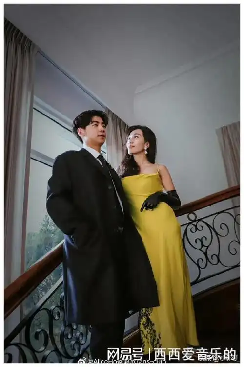 何超盈变瘦后罕见晒和老公辛奇隆的甜蜜合影小鸟依人超自信