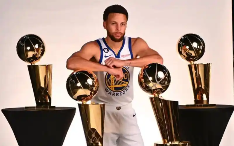 库里拍摄新赛季冠军定妆照,13年勇士生涯4个总冠军,库里才是联盟最强