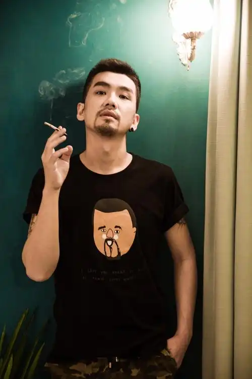 跟着巍然一起混社会