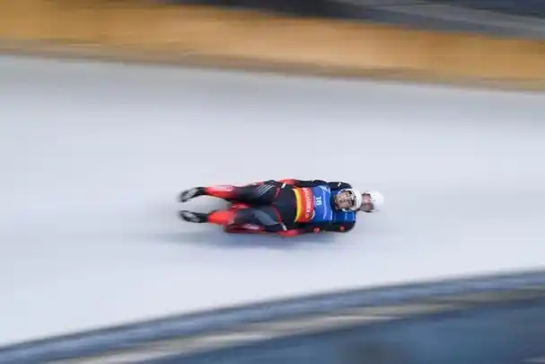 当日,第十四届全国冬季运动会团体接力雪橇项目比赛在国家雪车雪橇