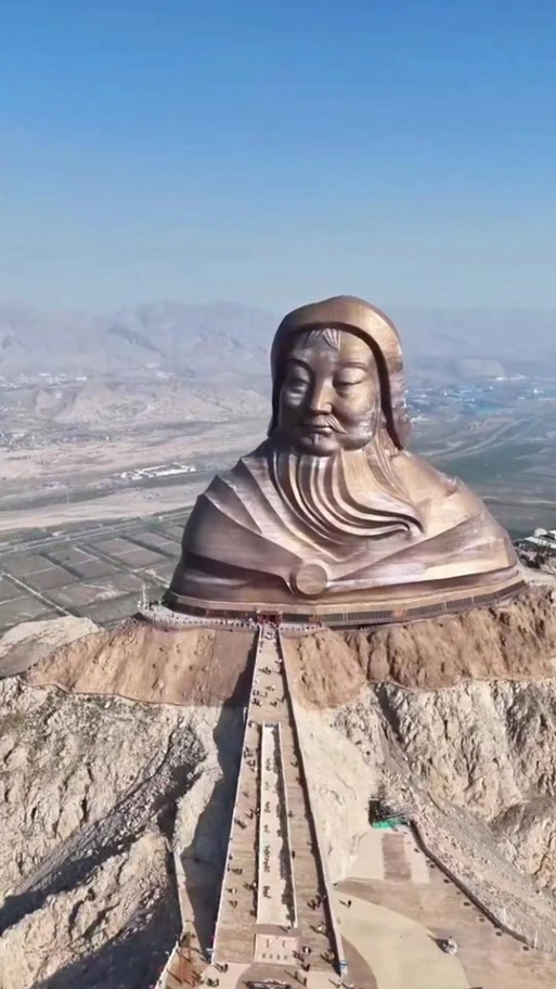 赢了个迎:乌海甘德尔山,山顶巍然屹立着一尊盛名远扬的成吉思汗雕像