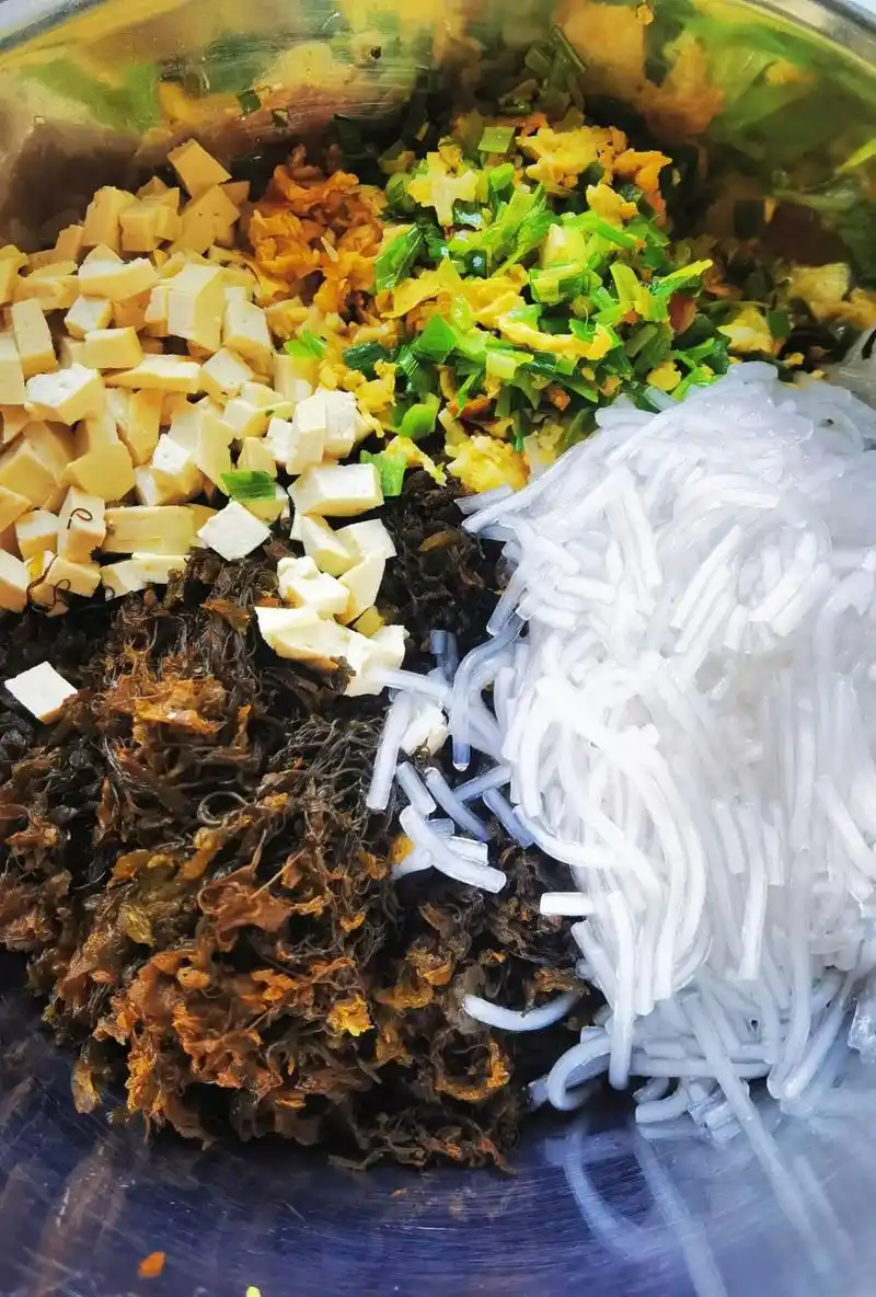 娃说想吃地皮菜包子老母亲帮儿实现愿望带娃去捡地皮菜有幸 - 抖音