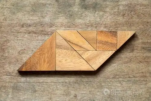 木质背景下平行四边形形状的七巧板拼图