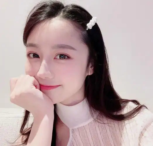 龙政璇性感可爱自拍照图片