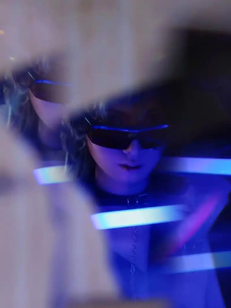 光剑变身x西装x赛博朋克出镜:篁魅(本人) - 抖音