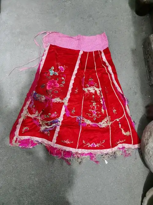 大姑娘出嫁的红丝绸绣品罗裙