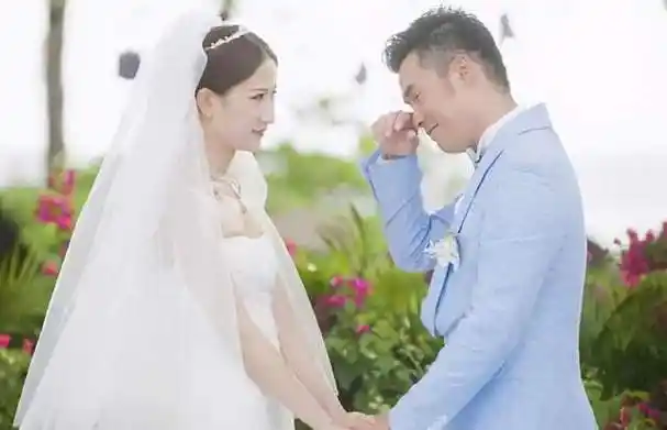 陈赫张子萱高调秀恩爱,张子萱照顾术后陈赫,换药熬汤很贤惠_婚姻_生活