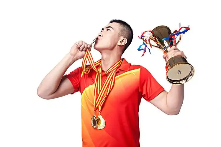 手拿奖杯的男运动员