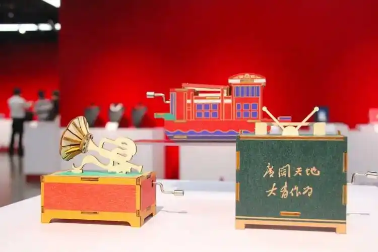 延安为游客打造了延安革命旧址红色手绘明信片,陕北民间手工艺纪念品