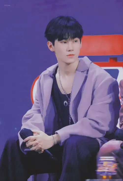 吸睛长腿和锁骨,行走的衣架自带苏点的偶像剧男主@时代少年团-张真源