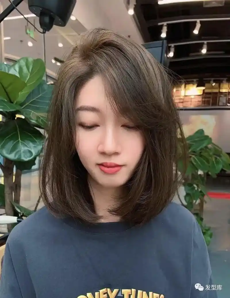 搭肩短发发型清新自然,减龄瘦脸