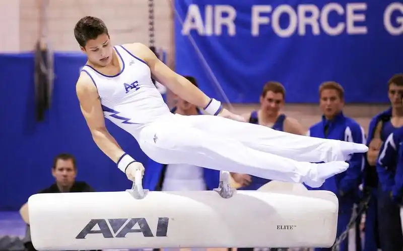 描述: 体操男子-体育运动主题壁纸 当前壁纸尺寸: 1280 x 800