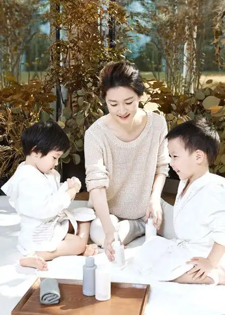 李英爱最新画报曝光 4岁女儿精灵可爱[高清大图]