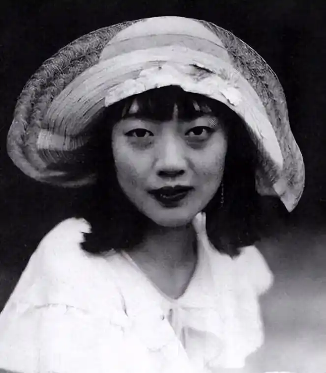 末代皇后婉容:惨死狱中后,尸体被扔臭水沟,身上只留下一件遗物
