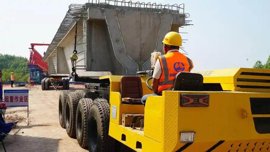 横州市上横高速公路项目全线首片箱梁成功架设