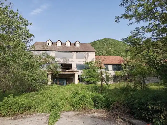 秦岭脚下废弃的别墅