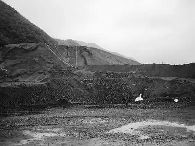 古洞河套边的尾矿库. 本报记者 王晨摄