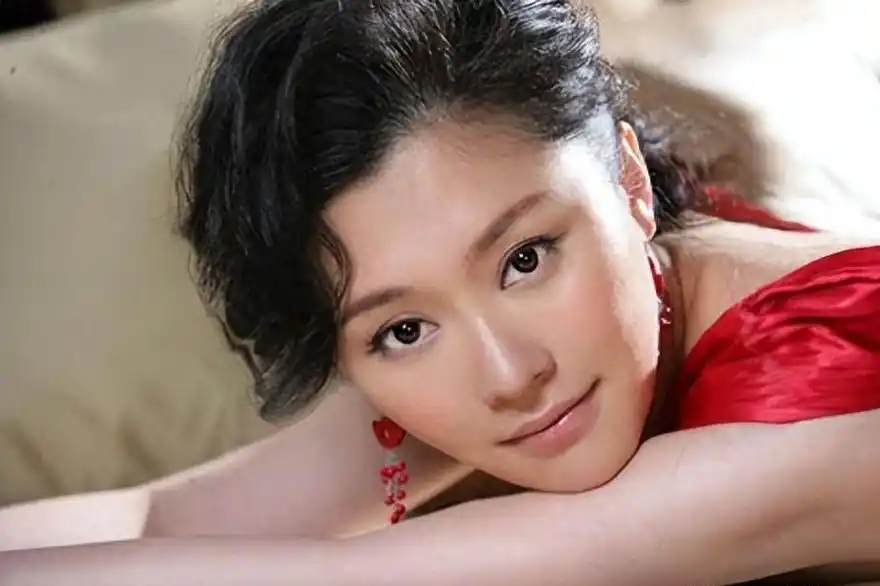 央视女主持人紫凝:事业稳定,生活多彩,却难掩42岁仍未婚的尴尬 央视女