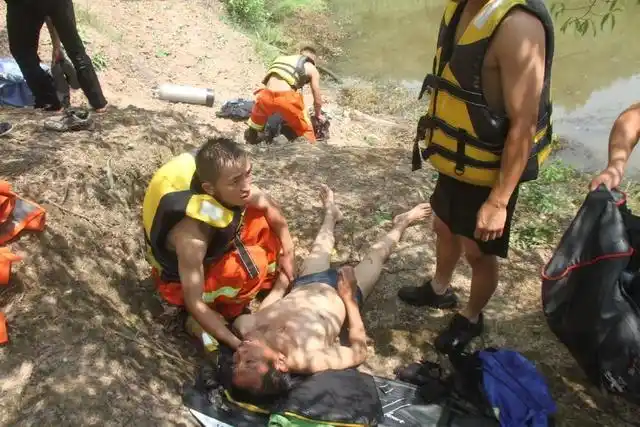 贵州印江:男孩溺水身亡父亲伤心欲绝 悲痛到吐血