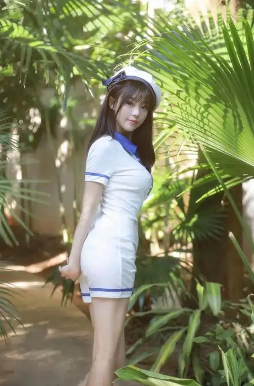 佘贝拉泳池少女摄影评测与赏析