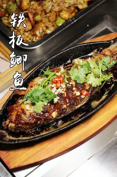 烤鱼有铁板鳕鱼和铁板鲫鱼两种,鳕鱼刺少吃起来这比较爽,而鲫鱼刺就