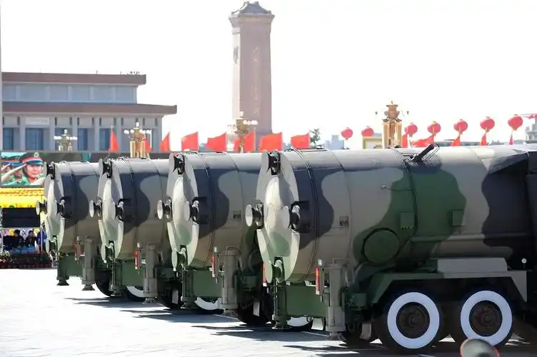 观礼台上看阅兵(d700)