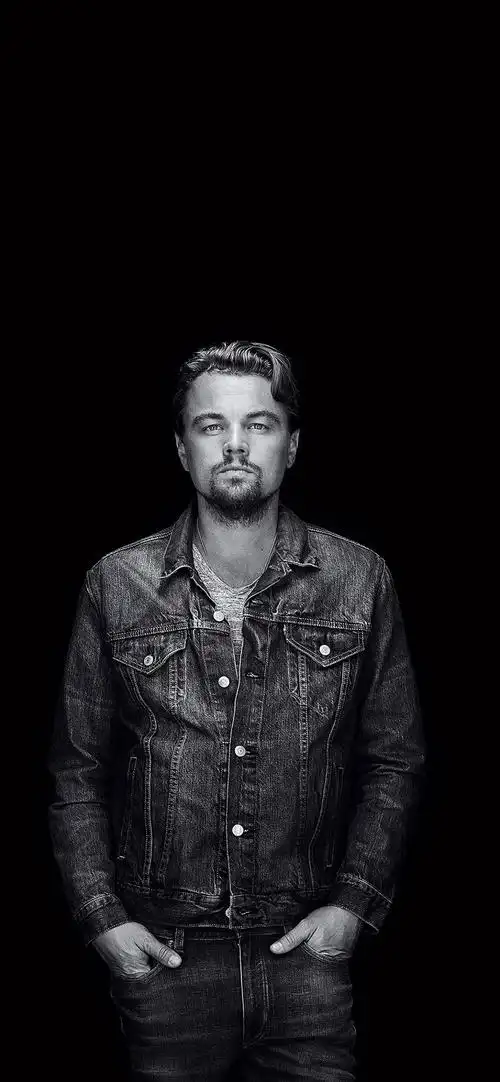 穿着牛仔衣服裤子的小李子"莱昂纳多"