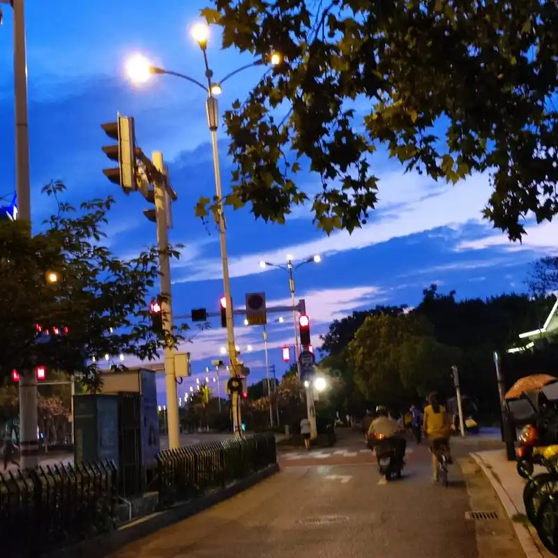 镇江的夜景——江滨晚游 这个路口的路灯和红绿灯很密集呢 进入夏天