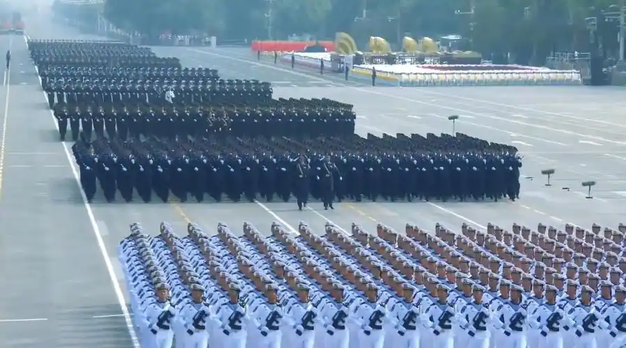 关注  祖国70周年阅兵仪式上,检阅中国空军方队,致敬一抹刚毅的天空蓝