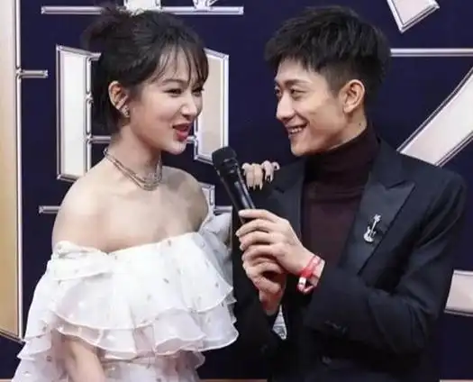 "张一山笑着说:"杨紫对我来说就像馒头一样重要,但她不是我的首选,她