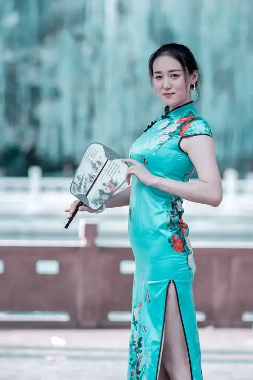 旗袍女人静默成诗,婉约中透着古意,把东方女子的传统美感表现的