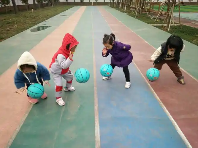 有趣的画雪人和拍球比赛