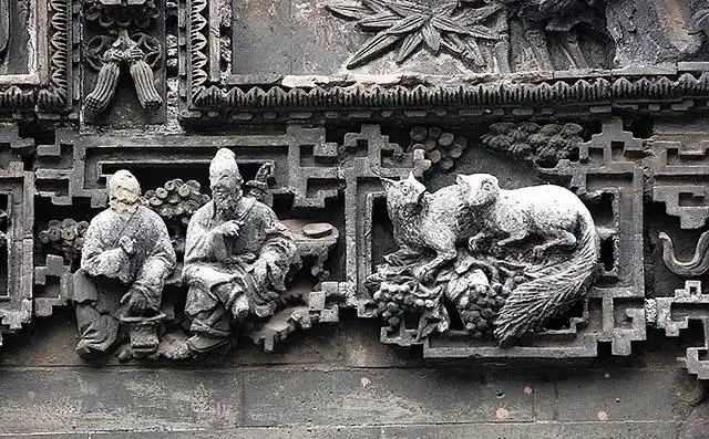 陈家祠砖雕画雕刻的民间传说动物,形象生动,神态各异,栩栩如生.(老山