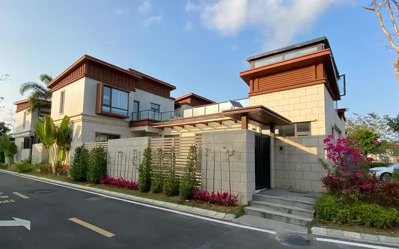 旅居海南3年,最终还是买下134平合院别墅给爸妈养老,有温泉和小院