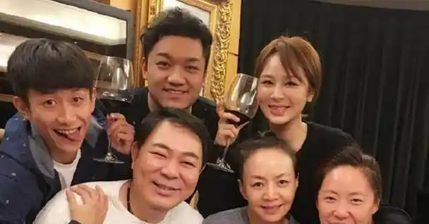 里面一件白色内搭,手里拿着话筒,宋丹丹站在中间,尤浩然和高亚麟站在